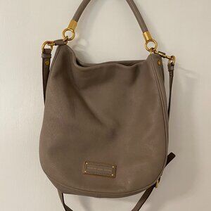 MARC JACOBS TOO HOT TO HANDLE TAUPE LEATHER LARGE CROSSBODY HOBO BAG